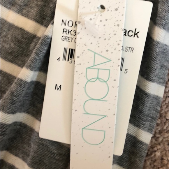 2/$25 💗 NWT striped tee - Picture 3 of 3